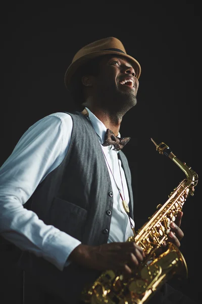 Jovem saxofonista com instrumento — Fotografia de Stock