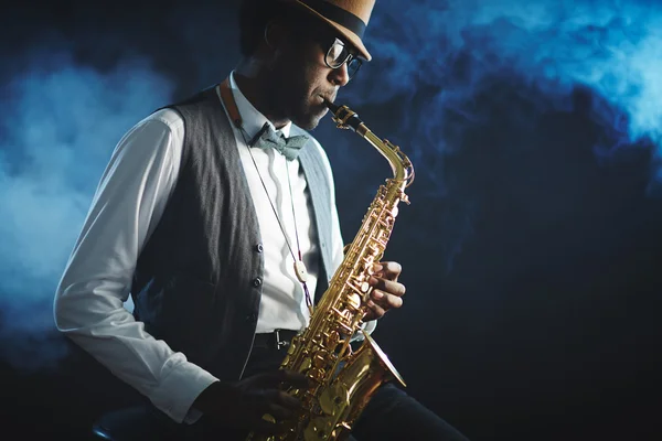 Jazzman spelar saxofon — Stockfoto