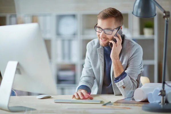 Jonge zakenman bellen — Stockfoto