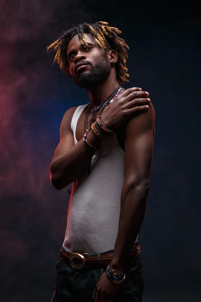 Man met dreadlocks in wit vest — Stockfoto