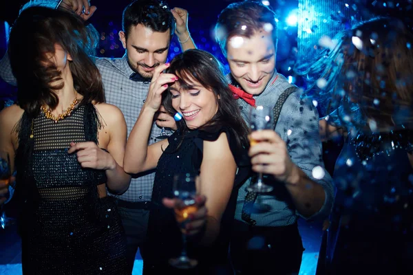 Mensen dansen op het feest — Stockfoto