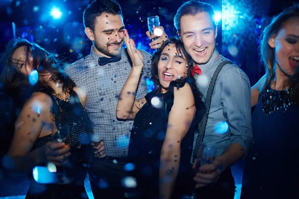 Pessoas dançando na festa — Fotografia de Stock