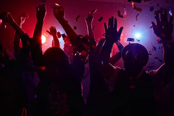 Gente bailando en fiesta —  Fotos de Stock