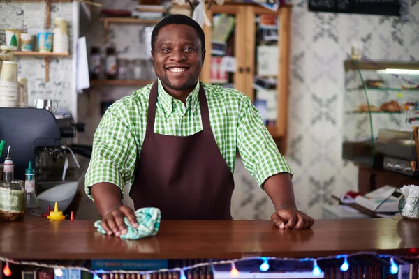 Man working at bar counter — Stock Photo, Image