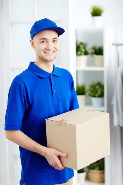 Delivery man with parcel — Stock Photo, Image