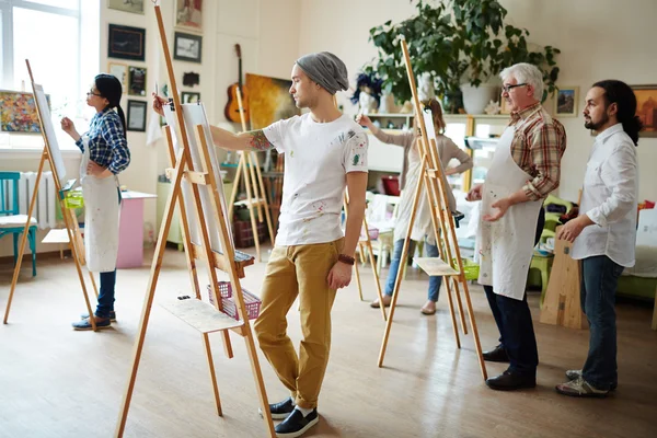 Students painting in workshop — Stock Photo, Image