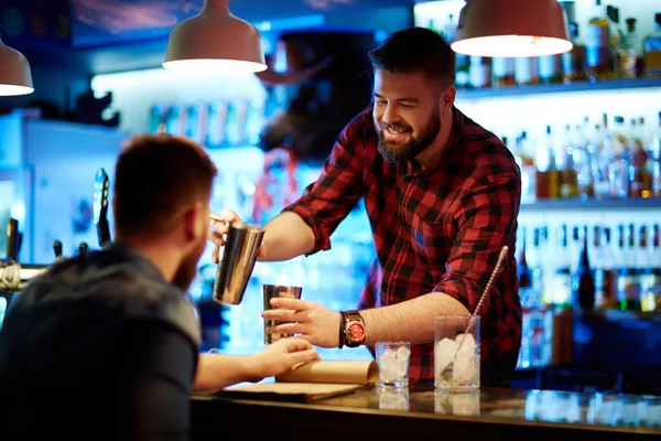 Barman maken cocktail — Stockfoto