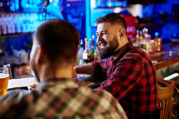 Homem com amigo no pub — Fotografia de Stock