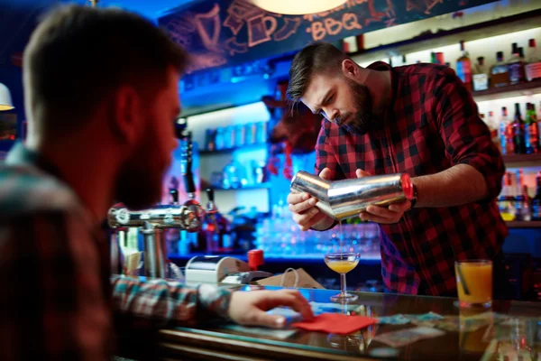 Barman making cocktail — Stock Photo, Image