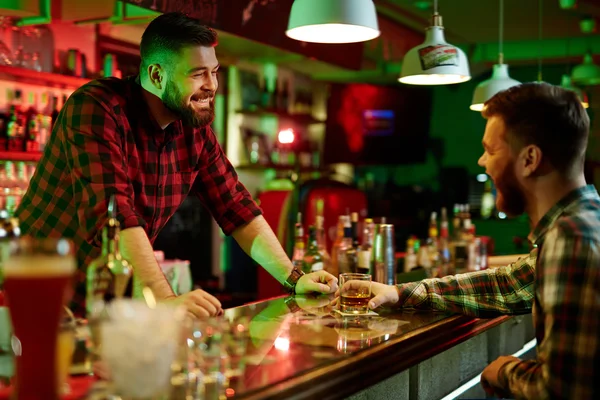 Barman et ami parler dans pub — Photo