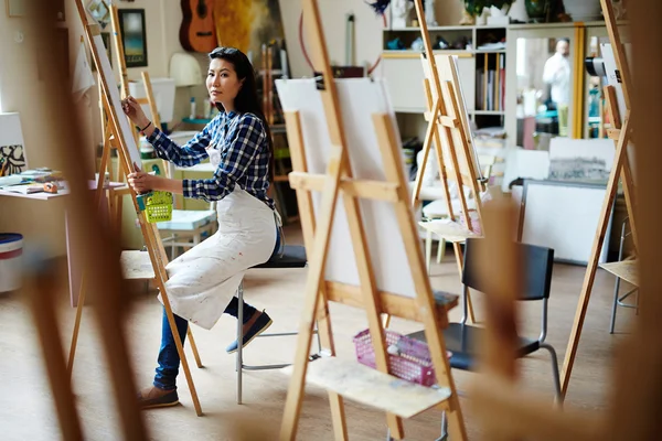 Student drawing with pencil — Stock Photo, Image