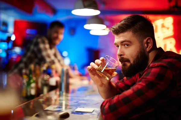 Man drinking whiskey — Stock Photo, Image