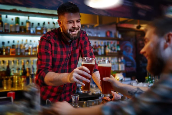 Barman e amigo clinking — Fotografia de Stock