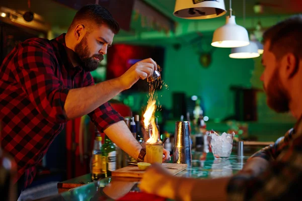 Barman putting hot pepper — Stock Photo, Image
