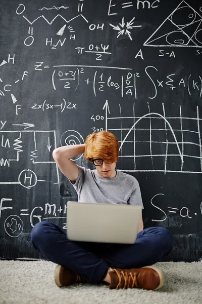 College student using laptop — Stock Photo, Image