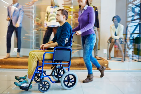Девушка и парень в инвалидной коляске — стоковое фото