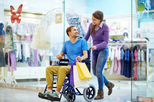Chica y novio en silla de ruedas — Foto de Stock