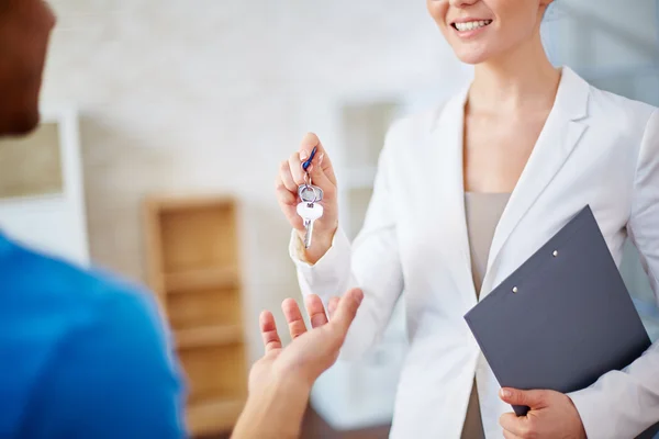 Mäklaren ger nyckeln — Stockfoto