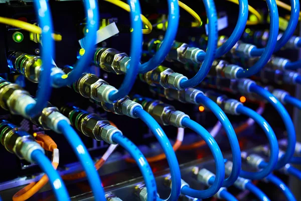 Superdator med rader av kablar — Stockfoto