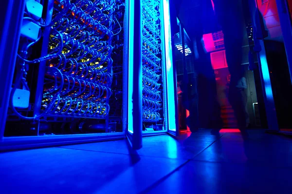 Supercomputer med rækker af kabler - Stock-foto