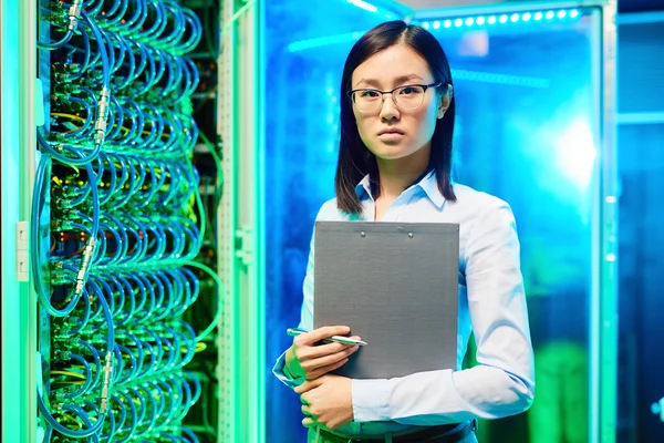 Scienziato nel centro del supercomputer — Foto Stock