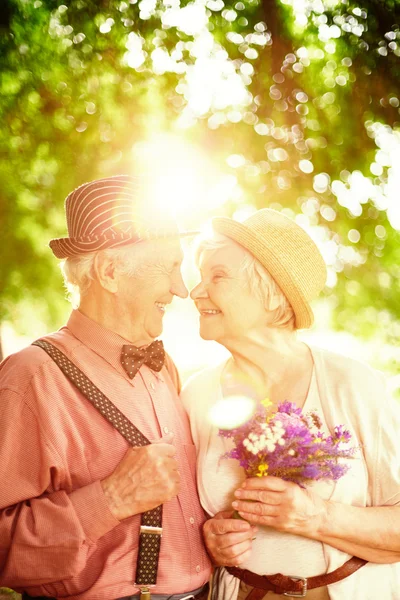 Anziani coppia innamorata — Foto Stock