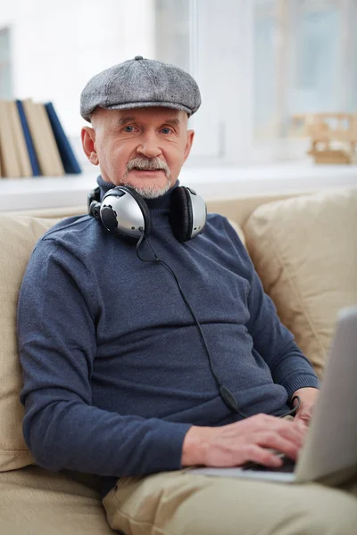 Älterer Mann mit Kopfhörern — Stockfoto