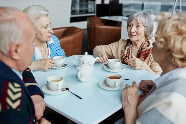 Seniors talking by tea — Stock Photo, Image