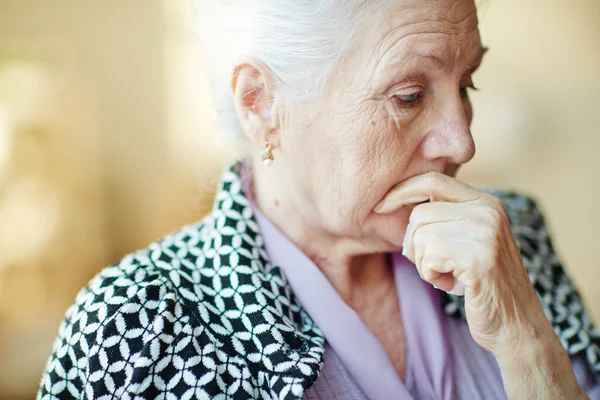 Mooie senior vrouw — Stockfoto