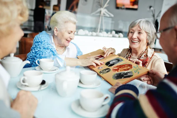 Grupo de personas mayores amistosas — Foto de Stock