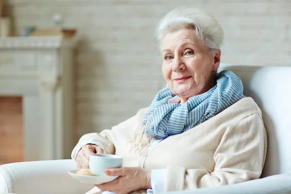 Старша жінка з чаєм — стокове фото
