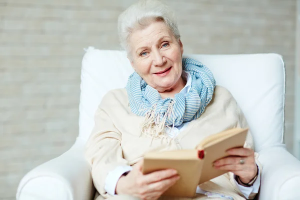 Senior femenino con libro abierto — Foto de Stock