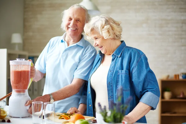 Pareja haciendo batido de frutas —  Fotos de Stock