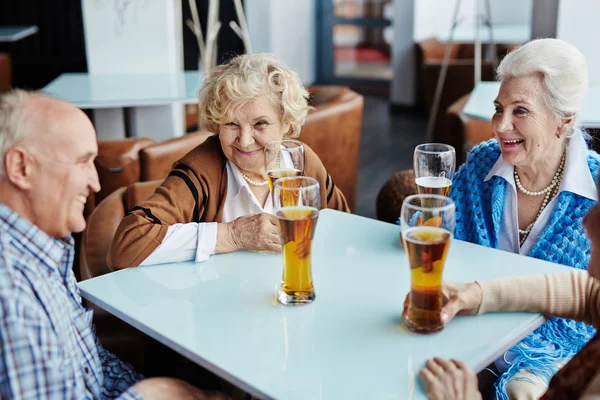 Personas mayores que toman cerveza — Foto de Stock
