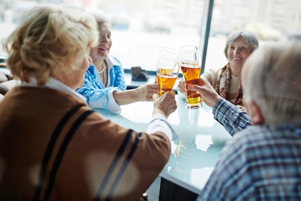 Seniorer grillas med öl — Stockfoto