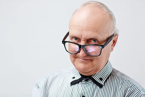 Старший мужчина в очках — стоковое фото