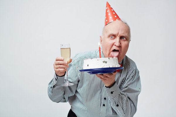 Старший мужчина с праздничным тортом
