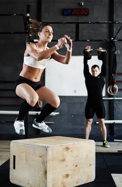 Donna formazione sul salto-box — Foto Stock
