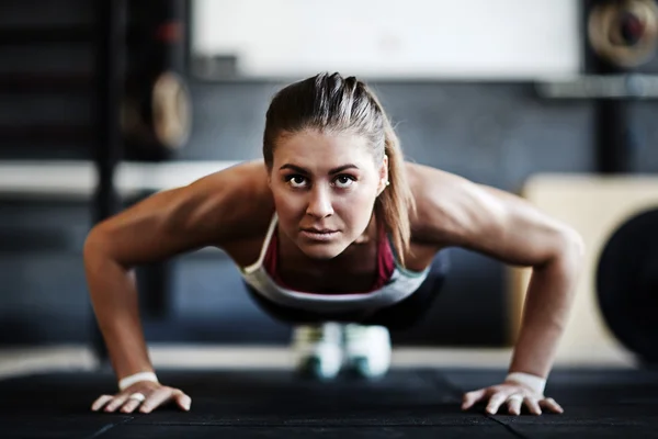 Mujer haciendo push ups — Foto de Stock