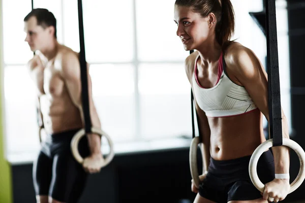 Atletas entrenando en anillos — Foto de Stock