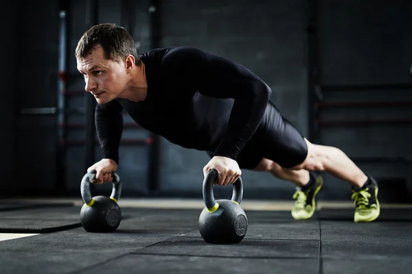 Man doet push-ups — Stockfoto