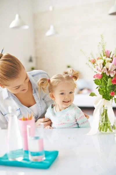 Mother talking to daughter — Stock Photo, Image