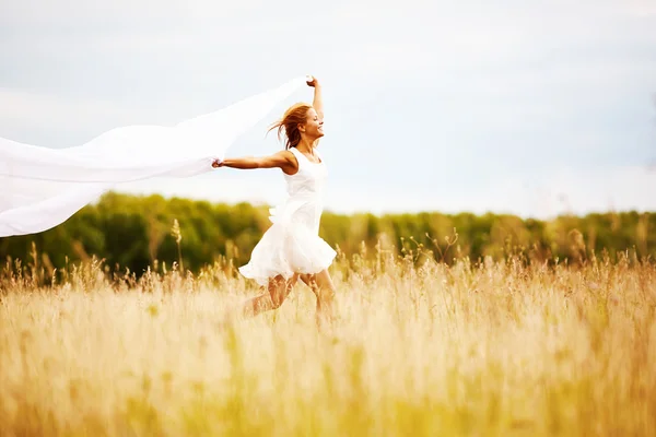 Meisje loopt door veld — Stockfoto