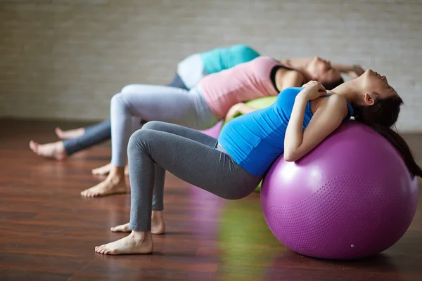 Frauen trainieren auf Bällen — Stockfoto