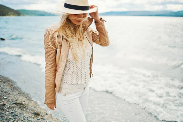 Woman walking along shore — Stock Photo, Image