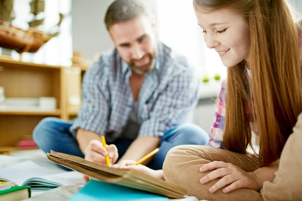 Niña y padre dibujo cuadro — Foto de Stock