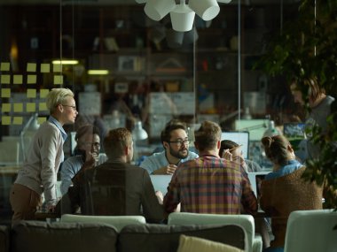 toplantıda genç işçilerin