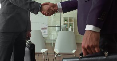 el sıkışırken ortakları