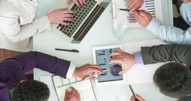 iş adamları verilerle çalışma 