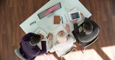 iş adamları verilerle çalışma 